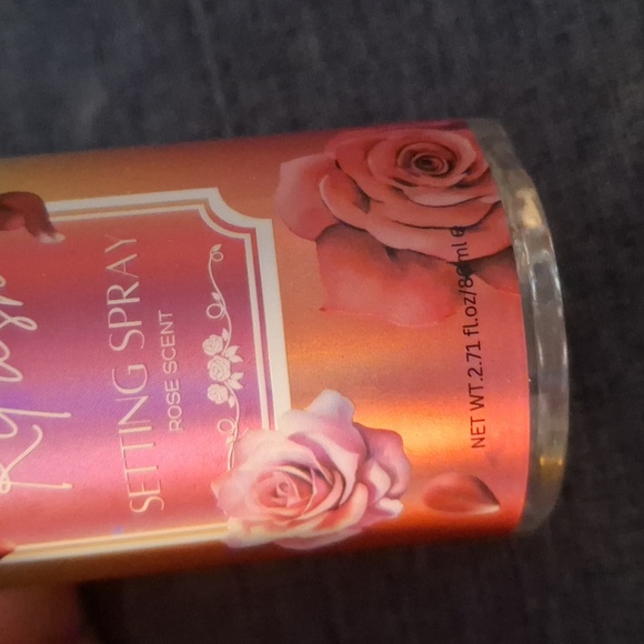 ⭐️RVT Rosy Refresh Setting Spray - Gold and Red - Picture 2 of 3